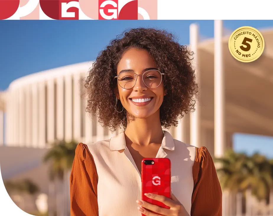 Personagem da promoção é uma mulher negra com cabelos cacheados pouco acima dos ombros e um largo e lindo sorriso.  Ela tem na mão um celular vermelho com o logo 'G' do GRAN. A personagem se encontra em primeiro plano em um ambiente ao ar livre. O dia é ensolarado e de céu azul. Ao fundo, uma estrutura moderna com diversas colunas.  A imagem tem uma badge no canto superior direito onde diz 'Conceito máximo no MEC: 5'